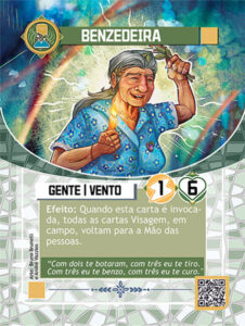 Carta da Benzedeira com ilustração de uma senhora de cabelos grisalhos, roupa azul florida, segurando uma vela acesa, e levantando várias folhas coma outra mão