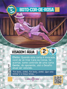 Carta do Boto Cor de Rosa com ilustração mostrando um homem sorrindo, de pele levemente rosada, ele veste roupas brancas, uma bermuda, uma camisa aberta com mangas enroladas, e um chapéu com faixa rosa. Ele está deitado em uma rede, segurando uma latinha de bebida. Está em um cenário de madeira com uma cerca ao fundo, mais a fundo a paisagem de um rio em uma noite com iluminação roxa.